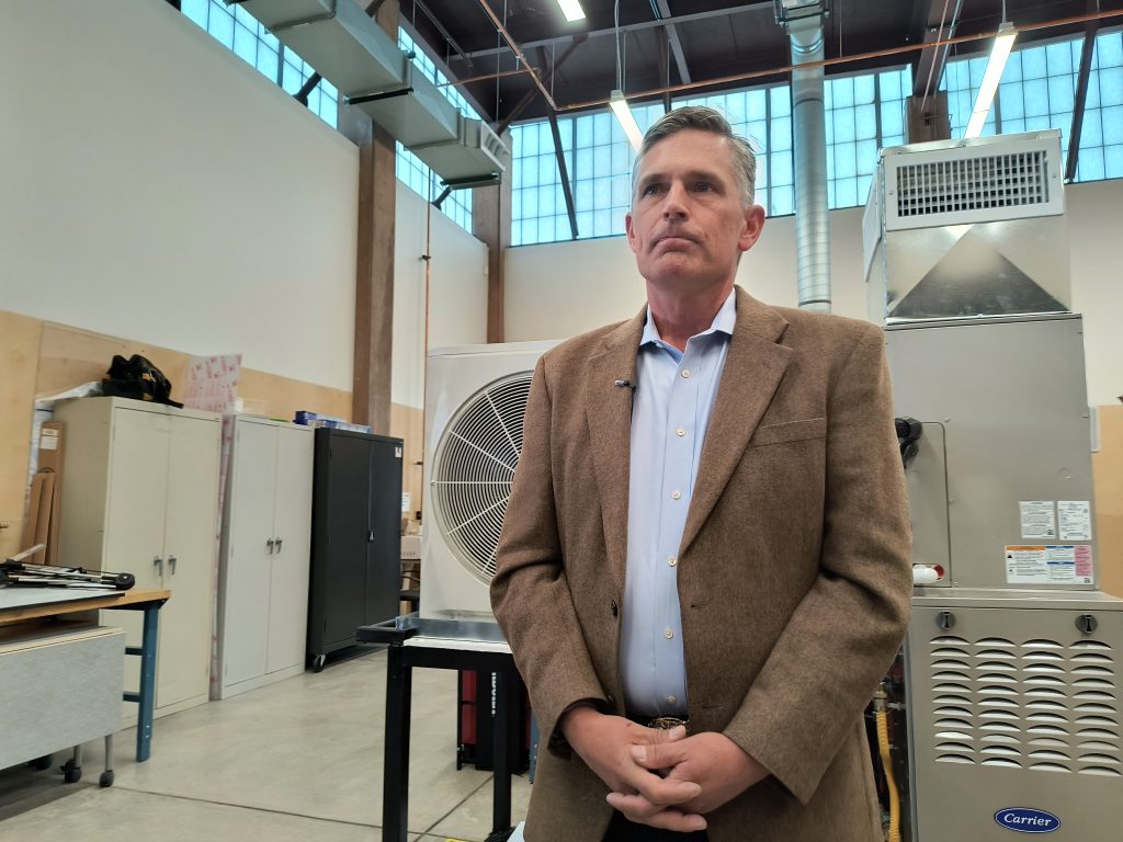 Heinrich talks heat pumps during visit to Santa Fe